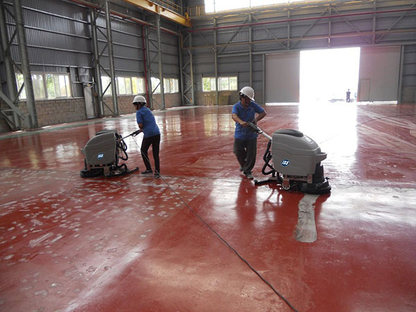 Vệ sinh làm sạch toàn bộ sàn nhà xưởng